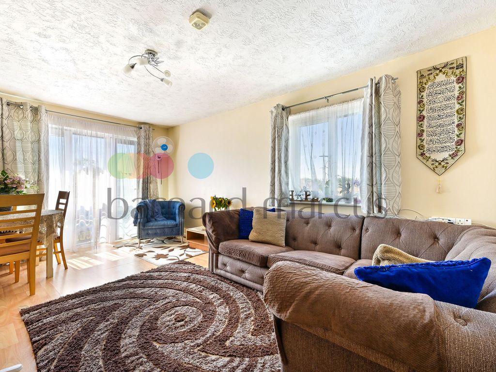 2 bed flat to rent in Fairfield Close, Mitcham CR4, £1,650 pcm Zoopla