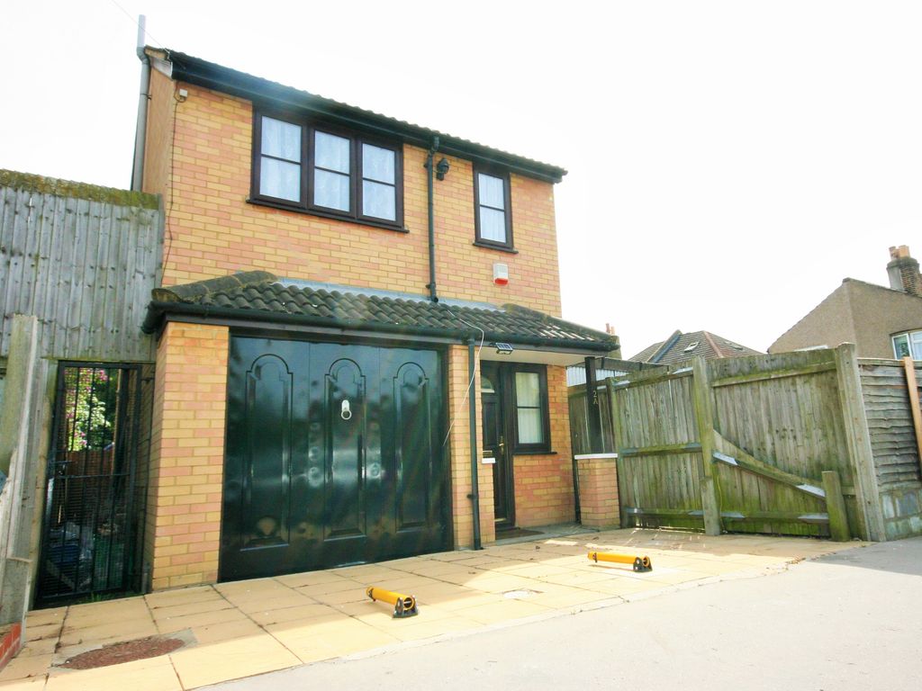 3 bed detached house for sale in Pembroke Rd, London SE25, £449,950