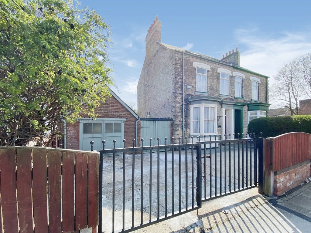 4 bed semidetached house for sale in Holderness Road, Hull, East