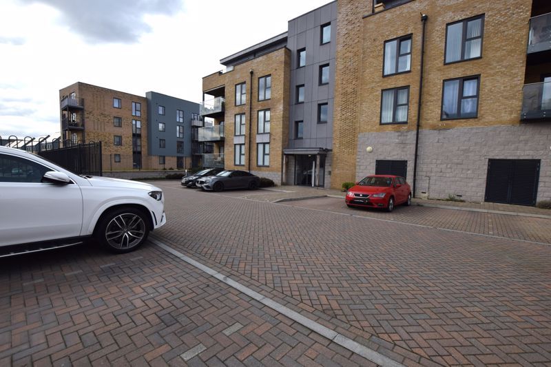 2 bed flat to rent in Castle Hill Drive, Castle Hill, Ebbsfleet Valley, DA10, £1,650