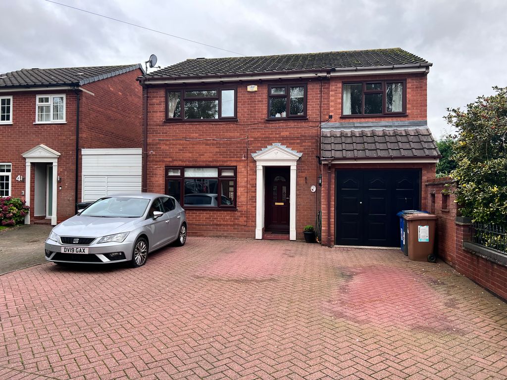 4 bed linkdetached house for sale in Princess Close, Chase Terrace