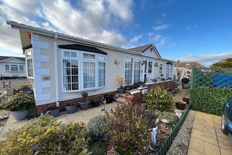 2 bed mobile/park home for sale in Sand Road, Kewstoke, WestonSuper