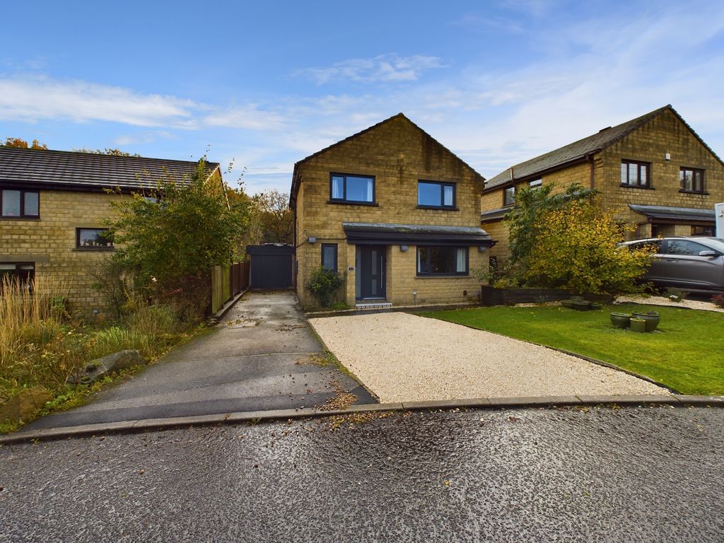 4 bed detached house for sale in Delves Wood Road, Huddersfield HD4, £
