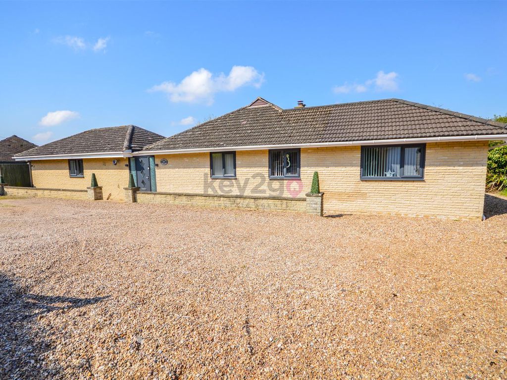 4 bed detached bungalow for sale in Dowcarr Lane, Harthill, Sheffield