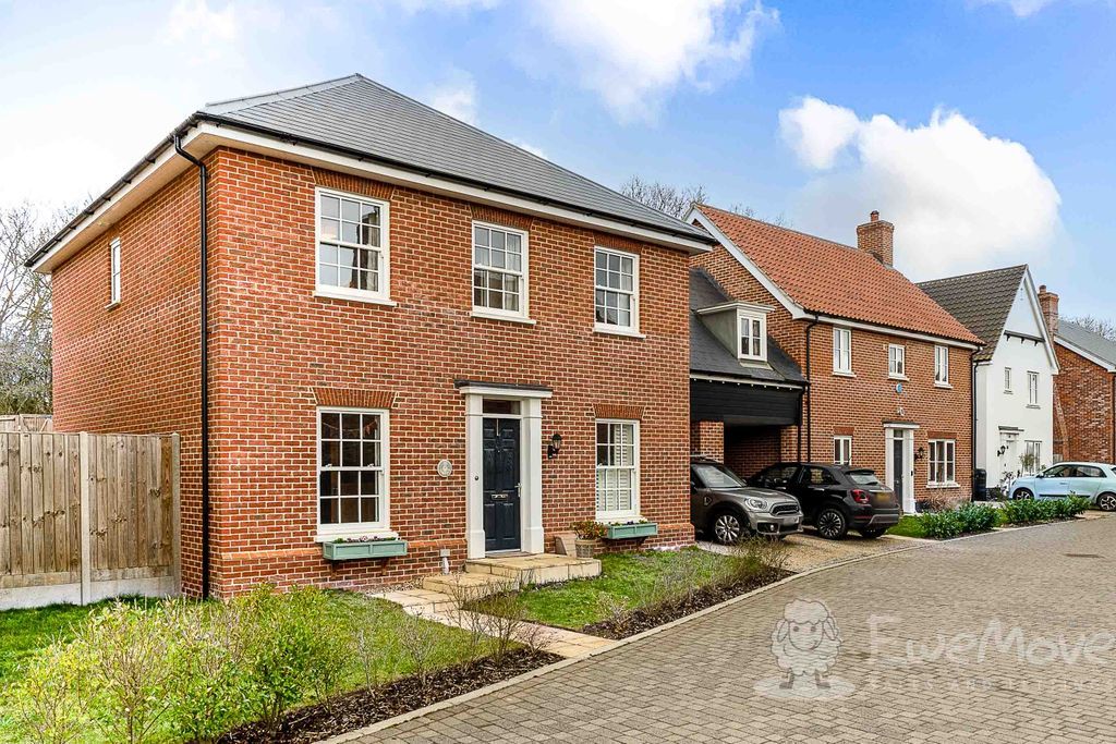 4 bed semidetached house for sale in Goldfinch Close, Wymondham NR18