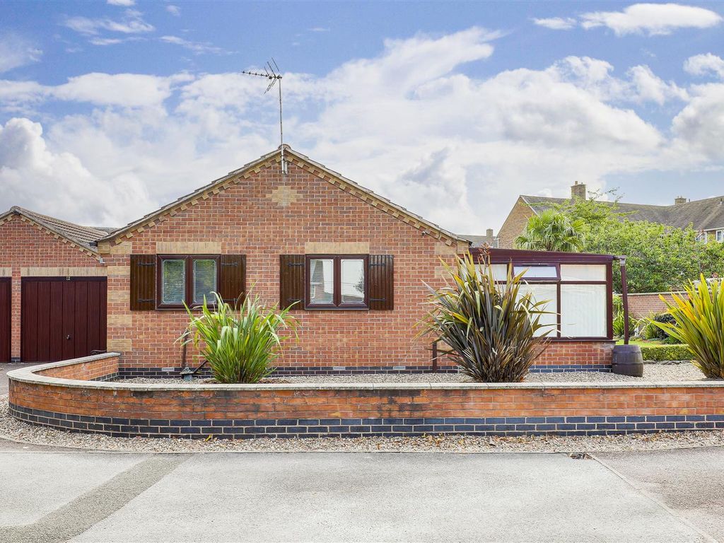3 bed detached bungalow for sale in Covert Close, Hucknall