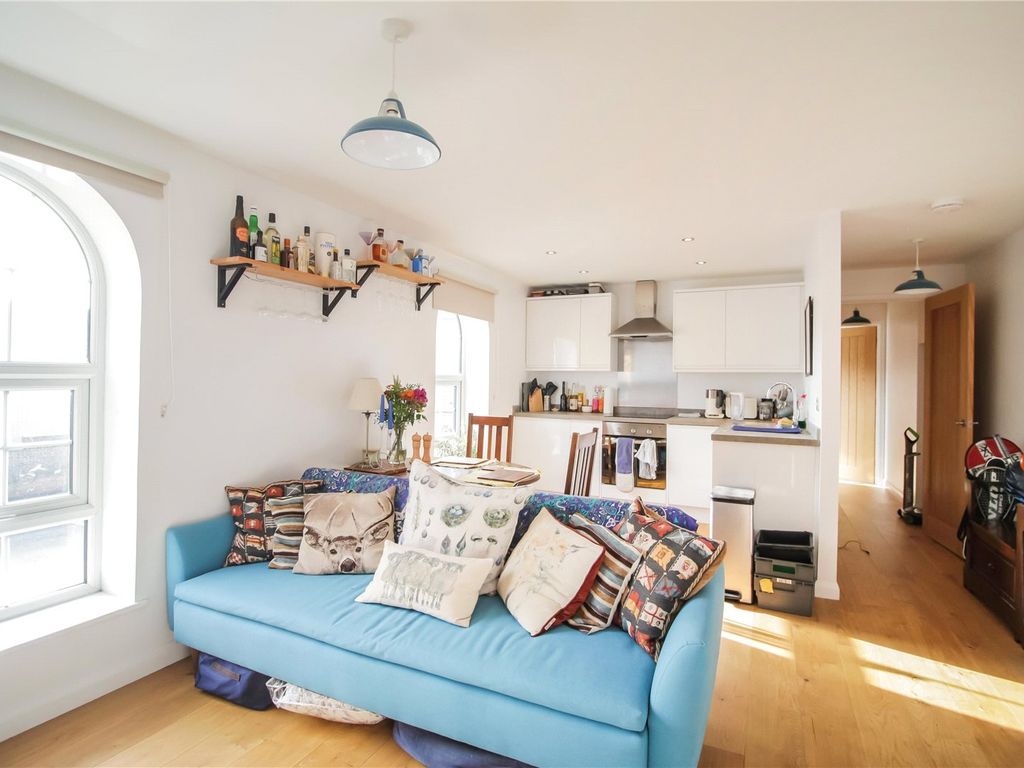 1 bed flat to rent in Chedworth House, Longwood Court, Cirencester GL7