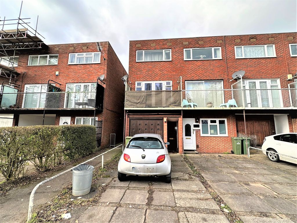 4 bed terraced house for sale in Waterside, Peartree Bridge, Milton