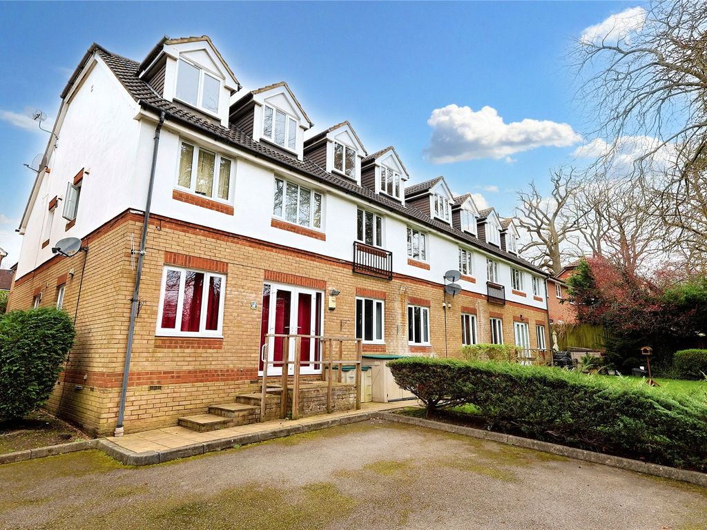2 bed flat to rent in Alexandra Gardens, Knaphill, Woking, Surrey GU21