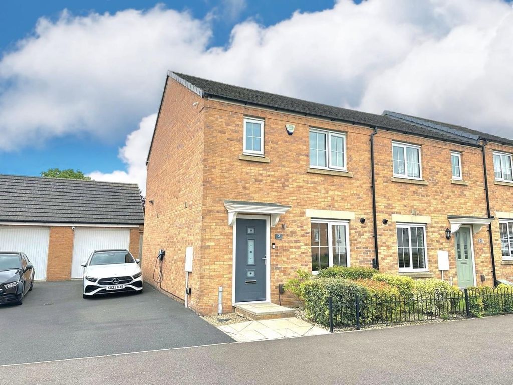 3 bed end terrace house for sale in Dragonfly Way, Pineham, Northampton