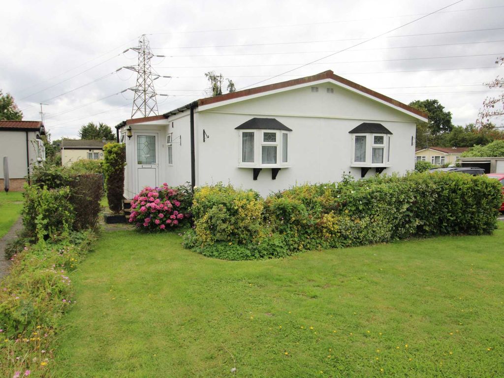 2 bed mobile/park home for sale in Marshmoor Crescent, Welham Green AL9