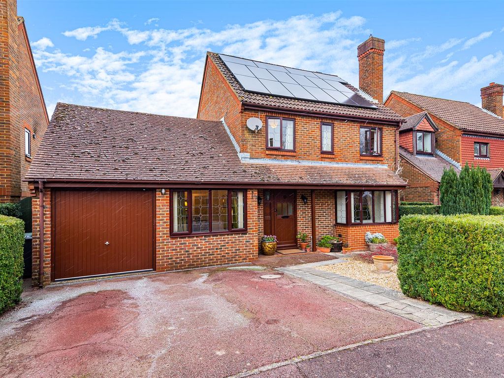 4 bed detached house for sale in Holmes Close, Basingstoke RG22 Zoopla