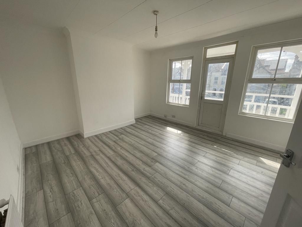 2 bed flat to rent in Ellis Road, ClactonOnSea CO15, £850 pcm Zoopla