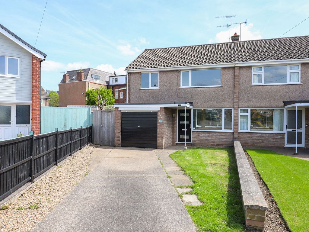 3 bed semidetached house for sale in Oakley Avenue, Chesterfield S40
