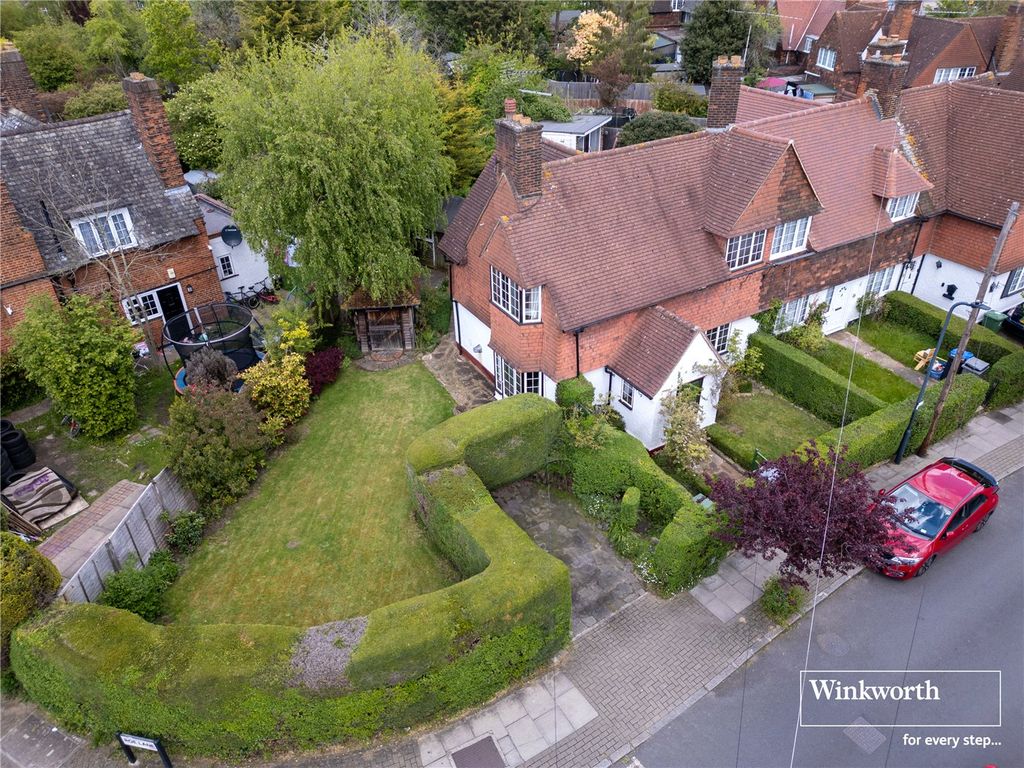 3 bed semidetached house for sale in Goldsmith Lane, Kingsbury, London