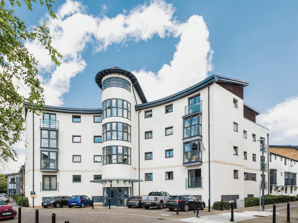 2 bed flat for sale in Pasteur Drive, Swindon, Wiltshire SN1, £155,000