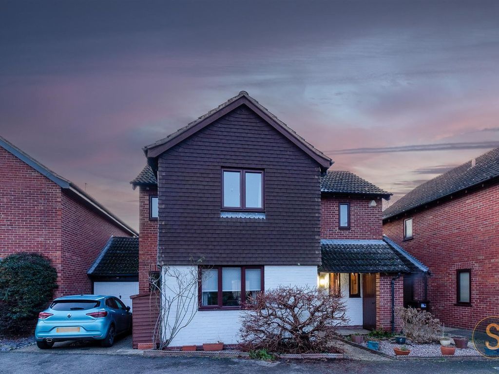 4 bed detached house for sale in Wheelwrights, Weston Turville