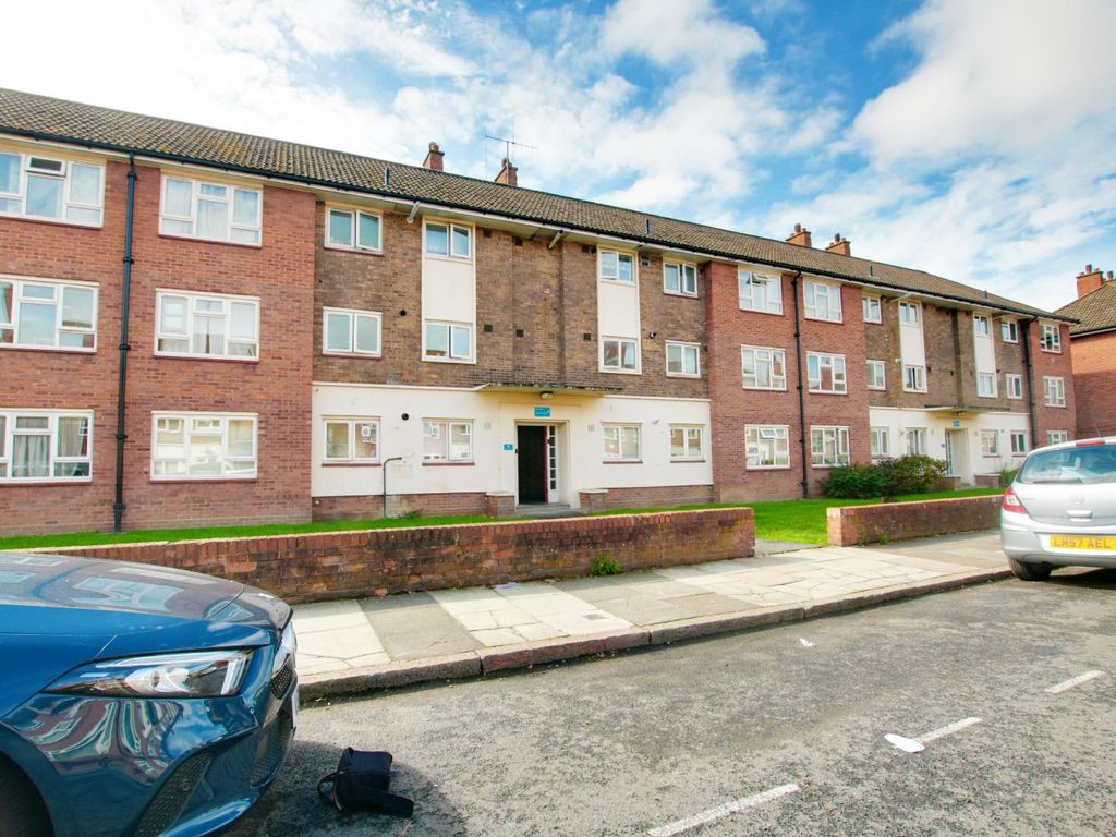 2 bed flat to rent in Martins Road, Shortlands, Bromley BR2, £1,500 pcm