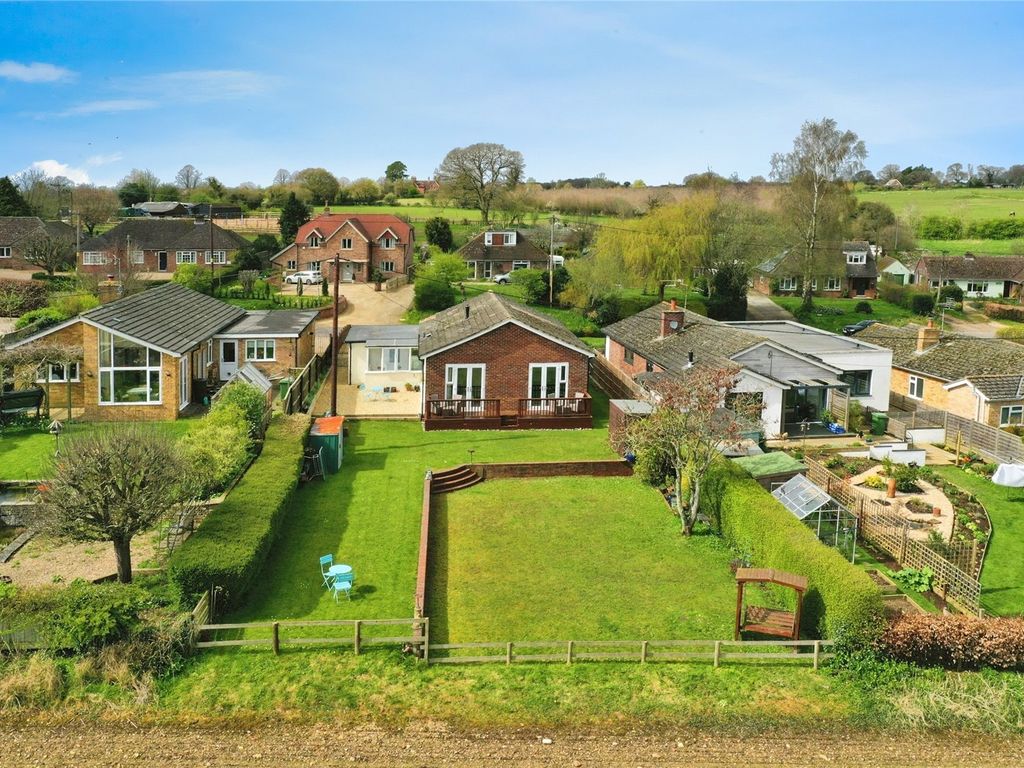 3 bed bungalow for sale in Shop Lane, Leckhampstead, Newbury, Berkshire