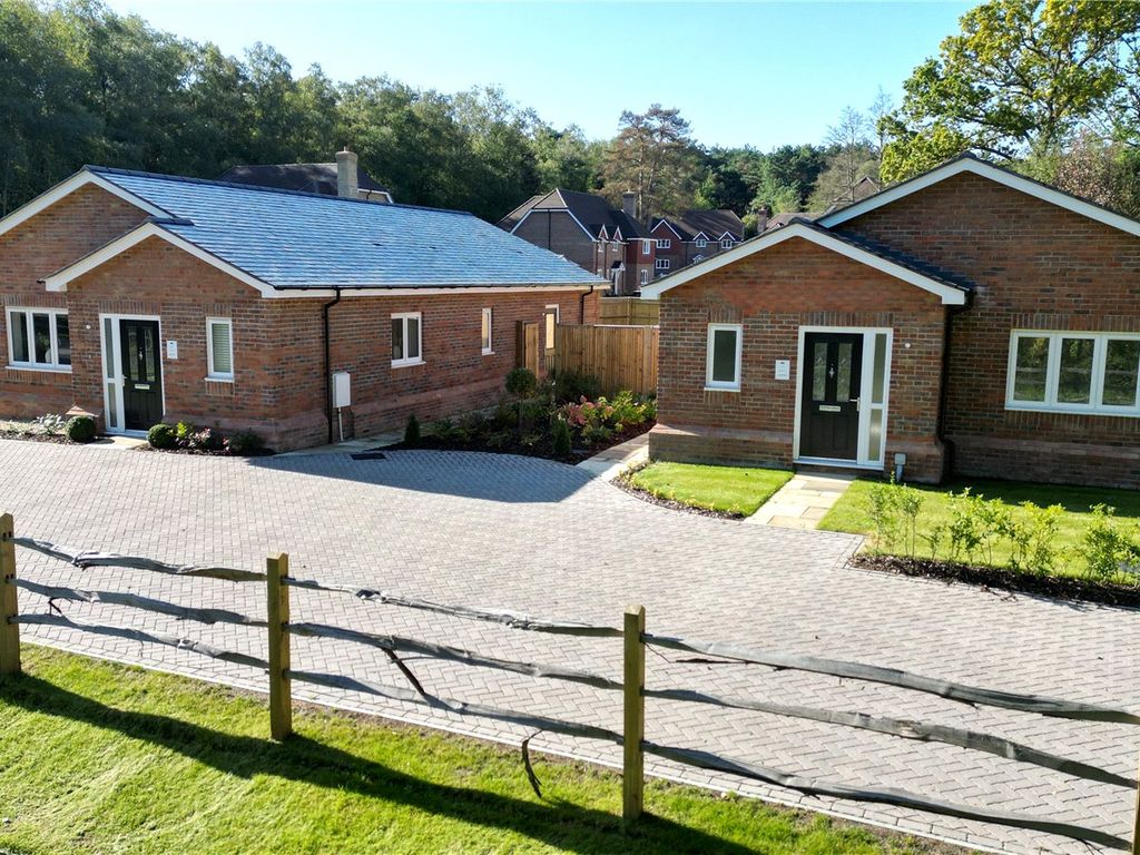 3 bed detached house for sale in Whitegates, Chavey Down, Ascot SL5, £