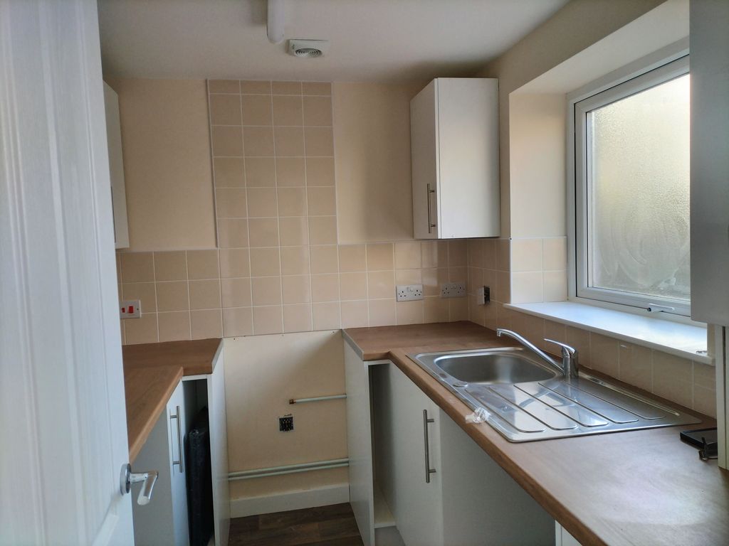 2 bed flat to rent in Clarence Street, Brynmawr, Ebbw Vale NP23, £625