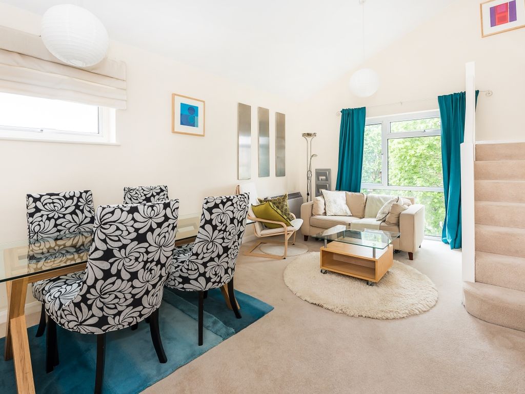 2 bed flat to rent in Vicarage Road, Hampton Wick, Kingston Upon Thames