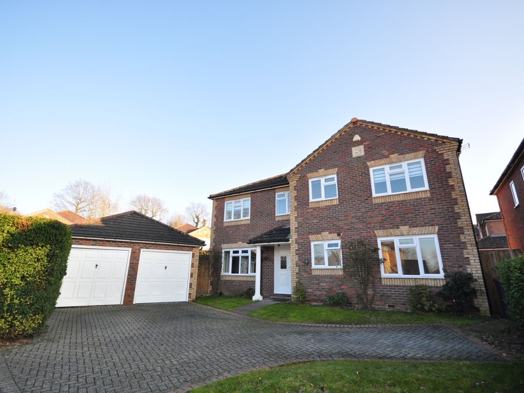 5 bed detached house to rent in Woodpecker Crescent, Burgess Hill RH15