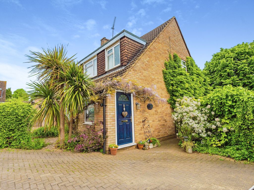 3 bed semidetached house for sale in Ketton Close, Luton, Bedfordshire