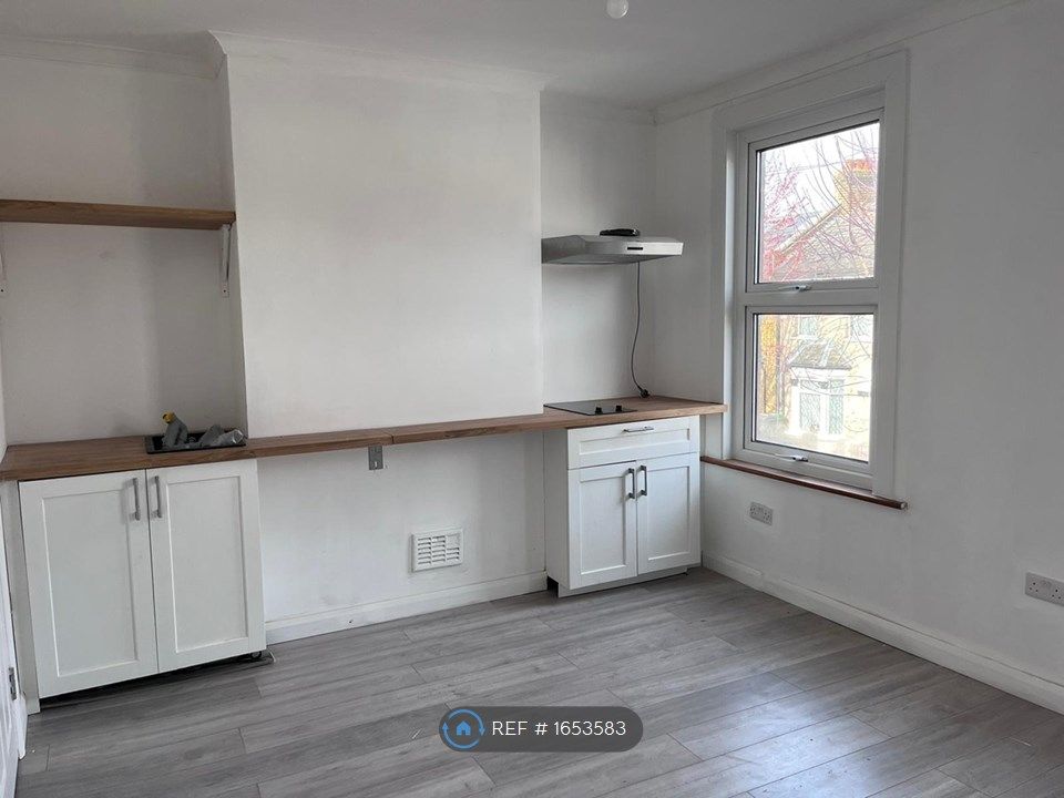 Studio to rent in Clacton Road, Walthamstow E17 Zoopla