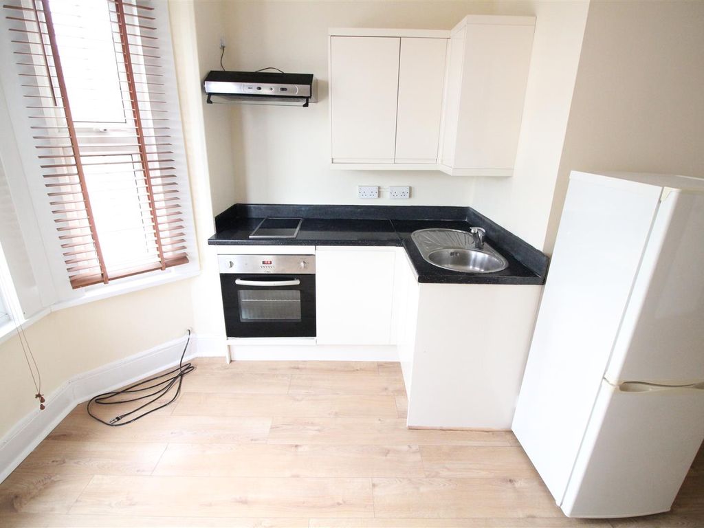 1 bed flat to rent in Chertsey Bridge Road, Chertsey KT16, £1,045 pcm