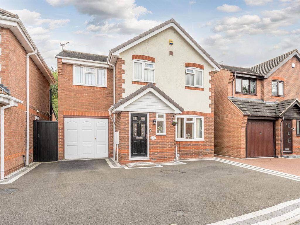 4 bed detached house for sale in Hinsford Close, Kingswinford DY6, £