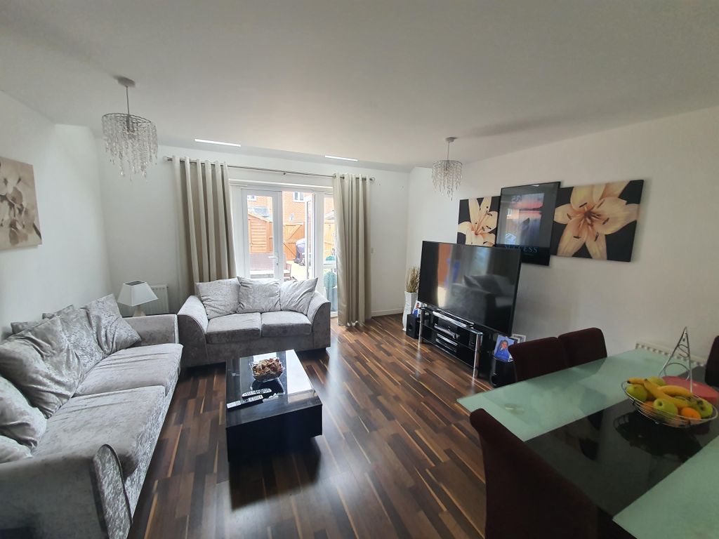 4 bed terraced house to rent in Trading Estate, Motherwell Way, Grays