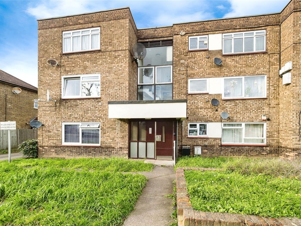 2 bed flat for sale in Rush Green Road, Romford, Essex RM7, £275,000