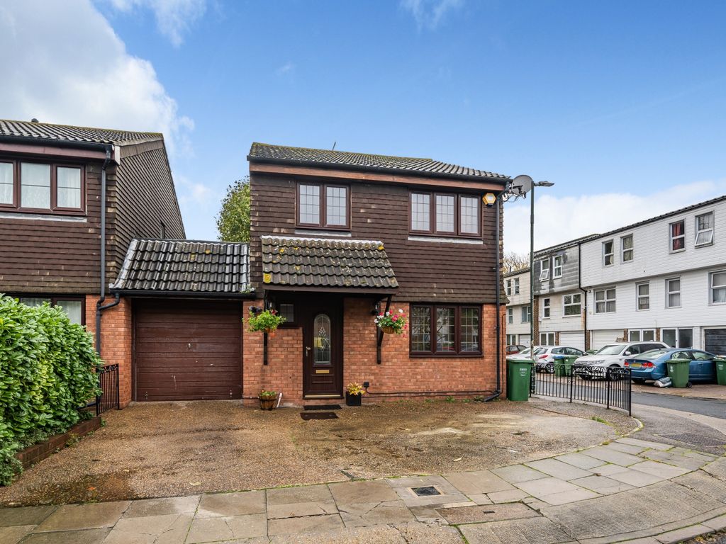 4 bed linkdetached house for sale in St. Michaels Close, Erith DA18, £