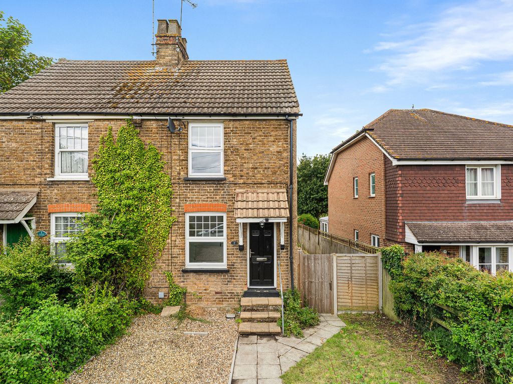 2 bed semidetached house to rent in Sandy Lane, Dartford DA2, £1,500