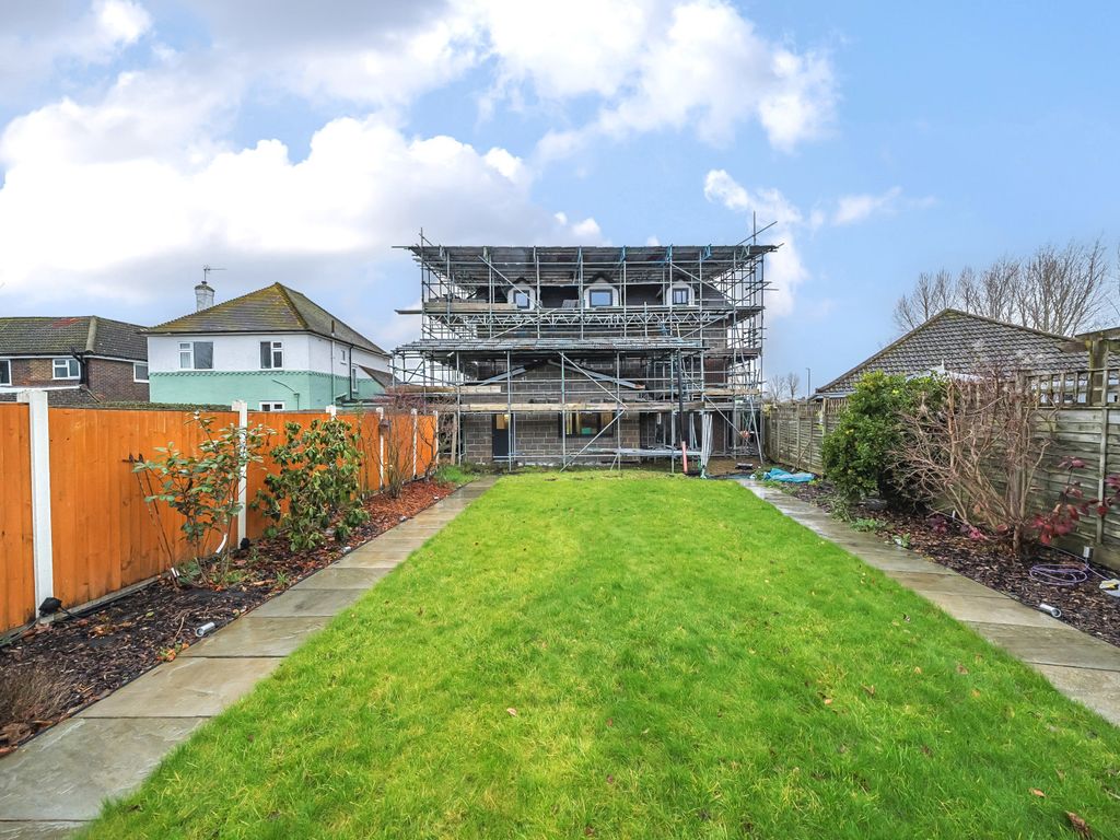 5 bed detached house for sale in Fairlands Avenue, Fairlands, Guildford