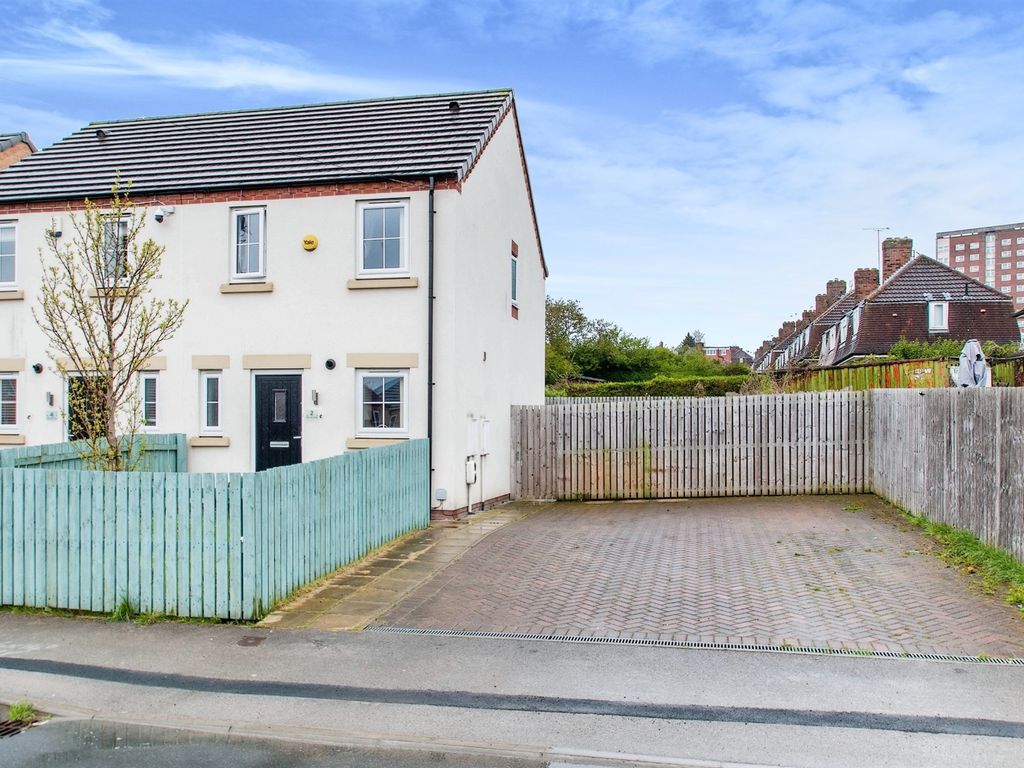 2 bed property to rent in Oak Tree Place, Gipton, Leeds LS9, £950 pcm