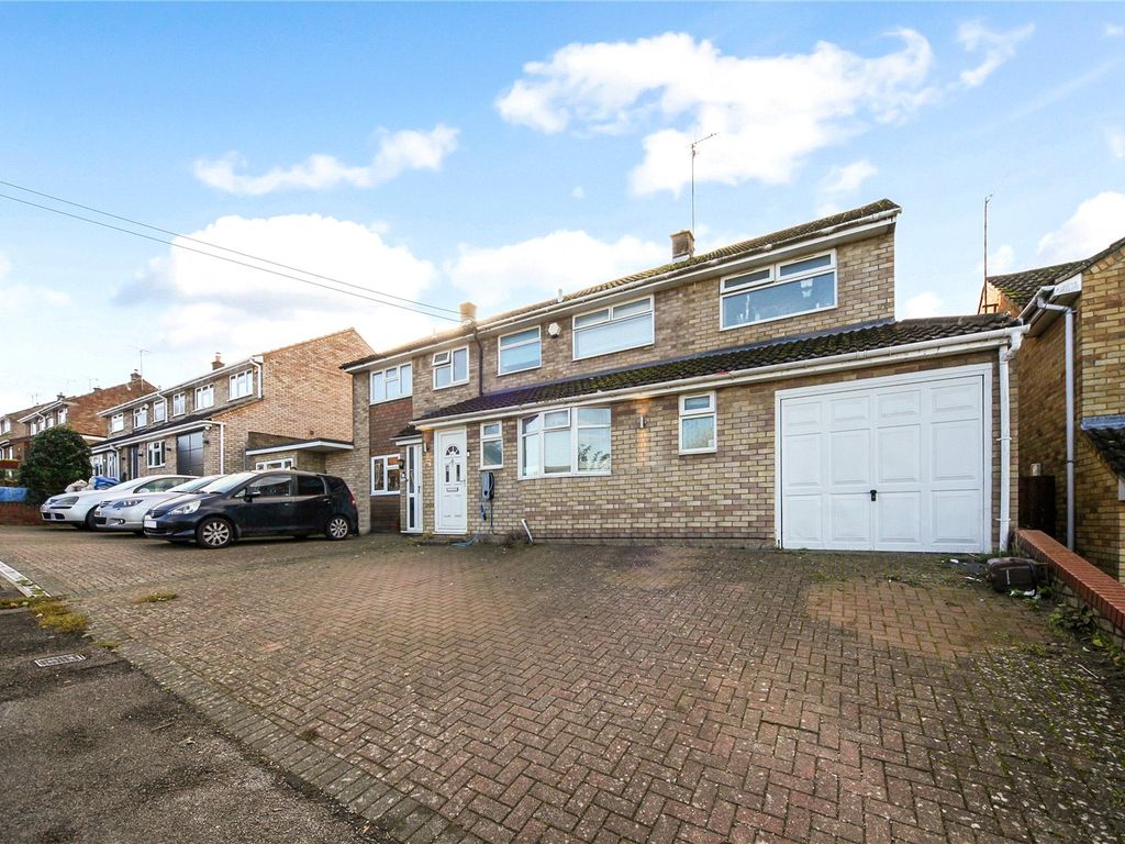 4 bed semidetached house for sale in Kirkstone Drive, Dunstable