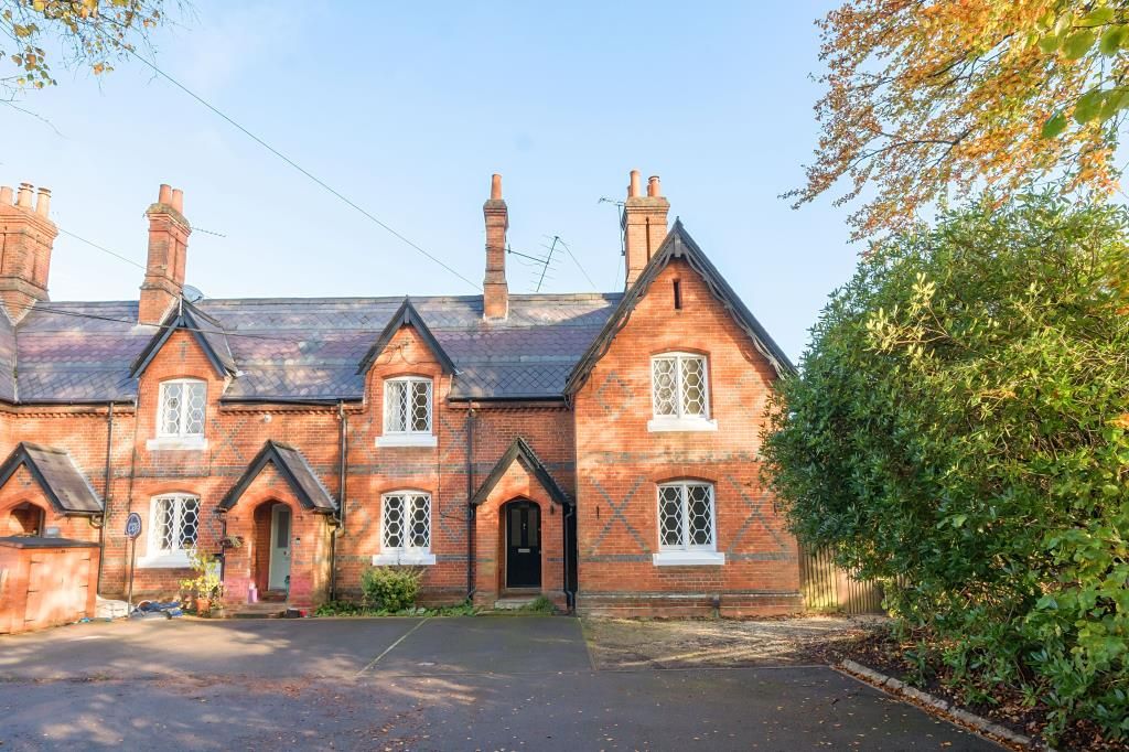 4 bed end terrace house for sale in Reading Road, Wokingham RG41, £700,000 Zoopla