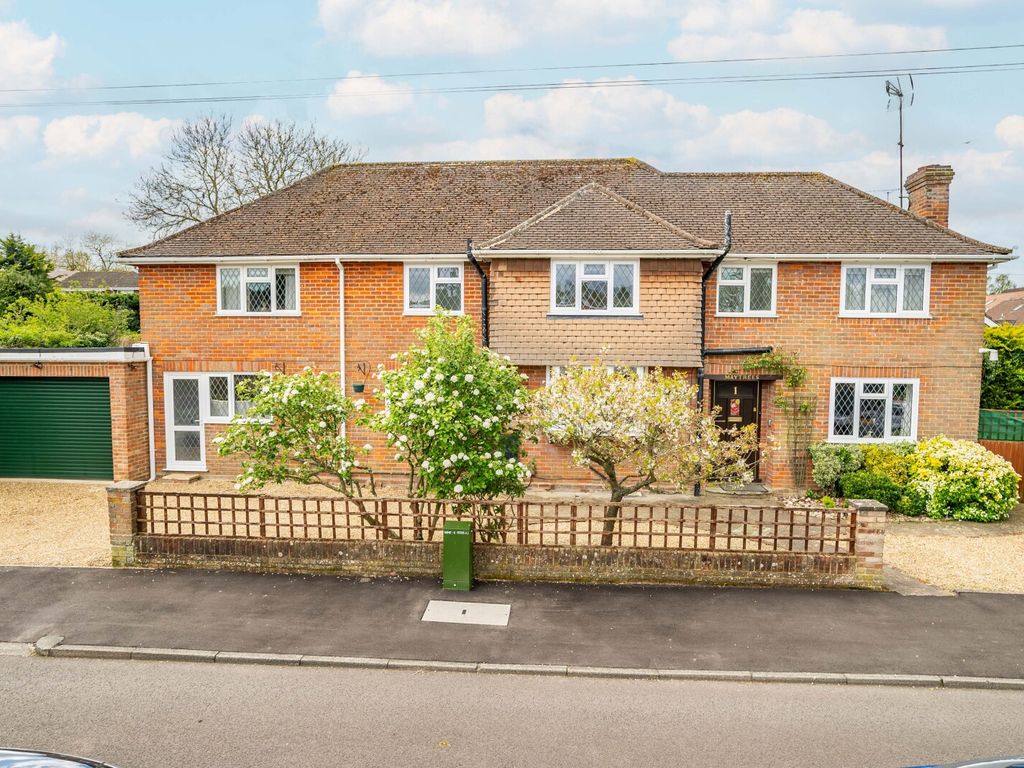 5 bed detached house for sale in Hawthorn Close, Harpenden