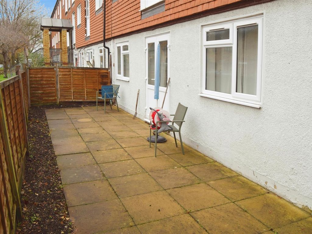 2 bed flat to rent in Mill Green London Road, Mitcham Junction, Mitcham