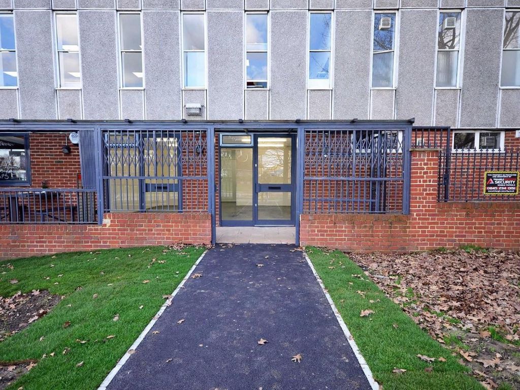 Retail premises to let in Chigwell Lane, Loughton IG10, £21,500 pa Zoopla