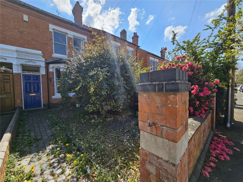 4 bed end terrace house for sale in Shrubbery Avenue, Worcester