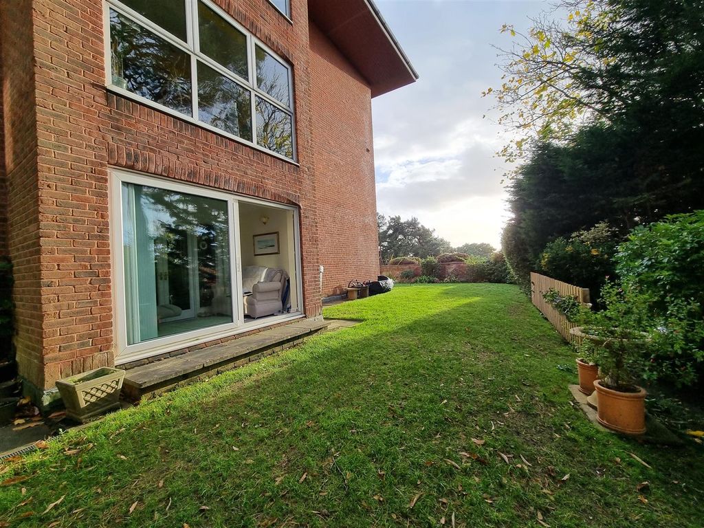 2 bed flat for sale in Canford Cliffs Road, Canford Cliffs, Poole BH13