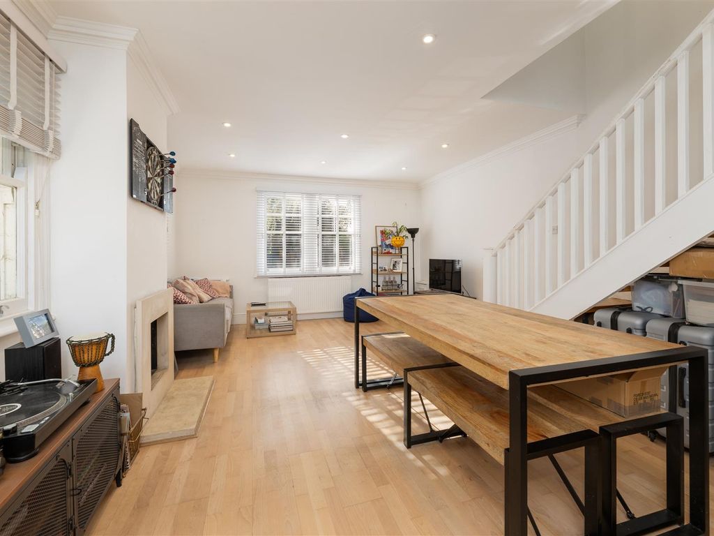 2 bed detached house to rent in Dromore Road, Putney SW15, £2,500 pcm