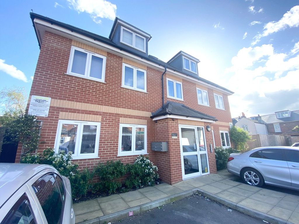 2 bed flat for sale in Prospect Mews, Reading, Berkshire RG1, £220,000