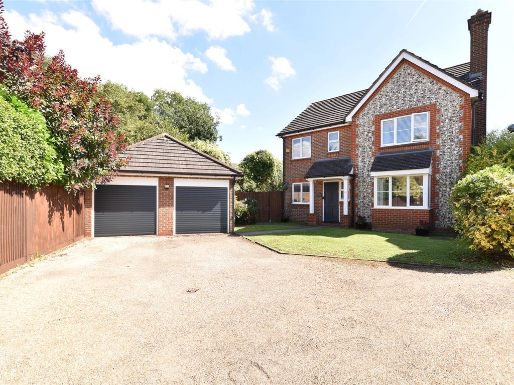 4 bed detached house for sale in Serpentine Close, Stevenage SG1, £