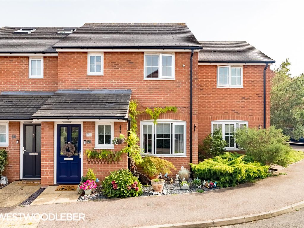 4 bed semidetached house for sale in Thunderfield Close, Broxbourne