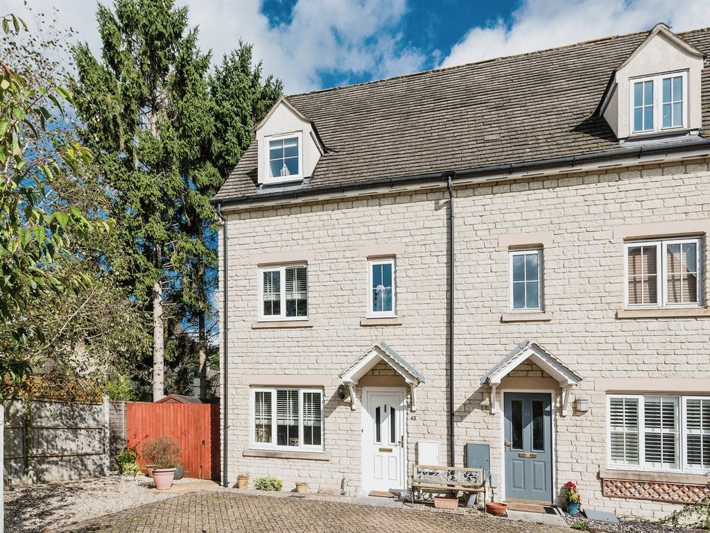 3 bed end terrace house for sale in Westcote Close, Witney OX28, £