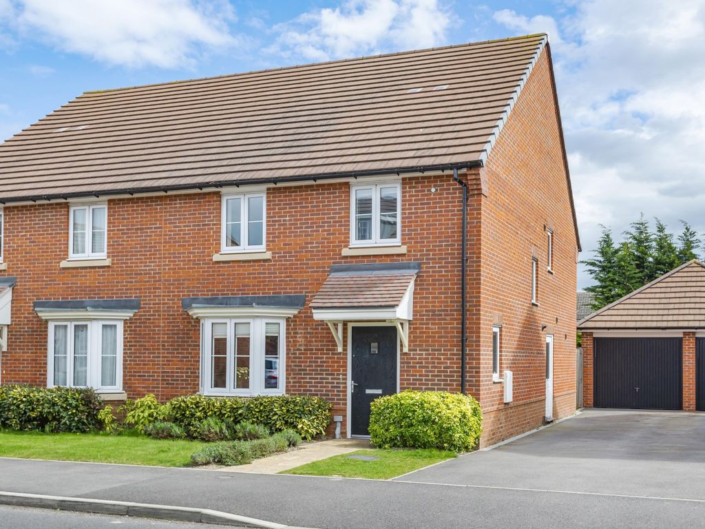 4 bed semidetached house for sale in Blackthorn Road, Didcot